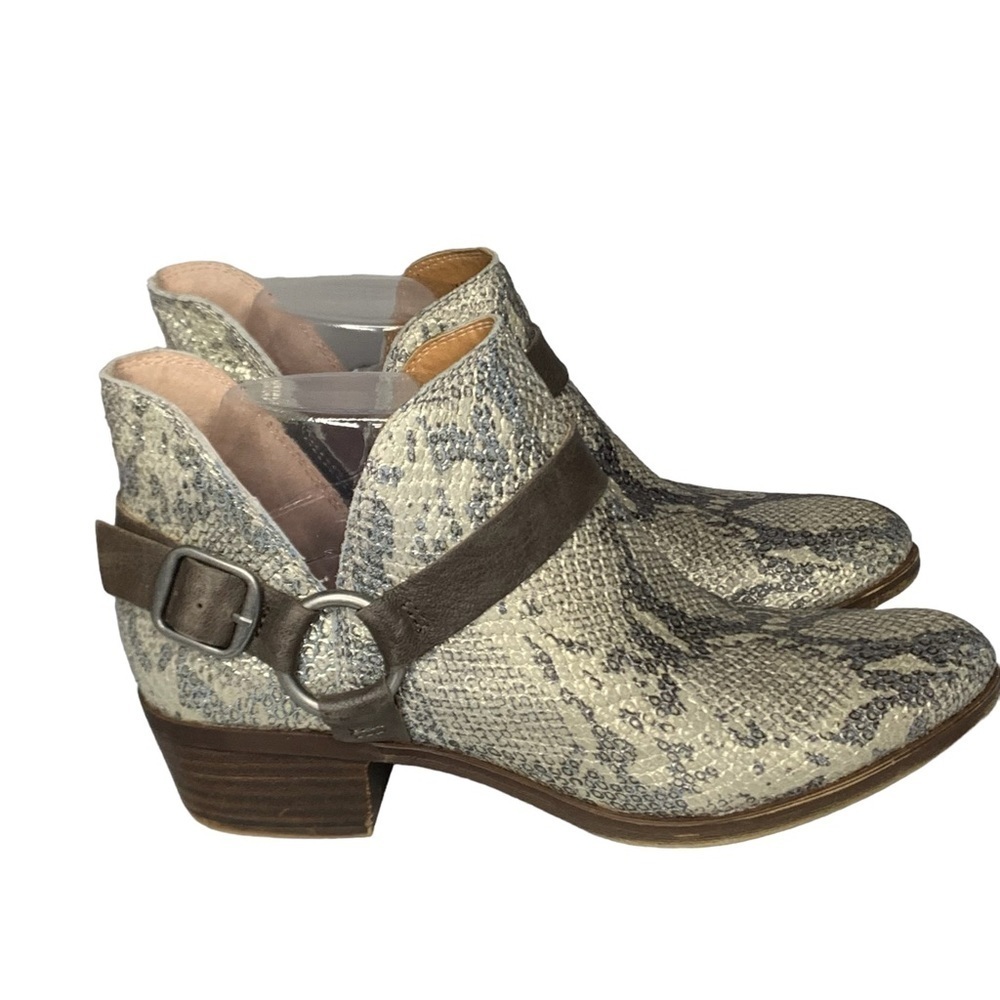 Lucky Brand LK-Bernaeh silver/grey metallic snakeskin ankle bootie. Size 7.5